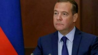 Медведев: капитулировать может любой глава Украины, хоть «свинья в ермолке»